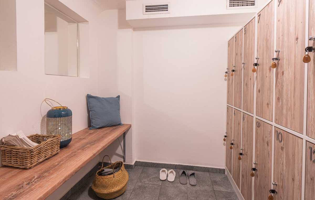 AGORA lockers and changing area
